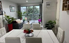 Immaculate 3 Bd 2 Bth Apartment Free Carpark & Pool
